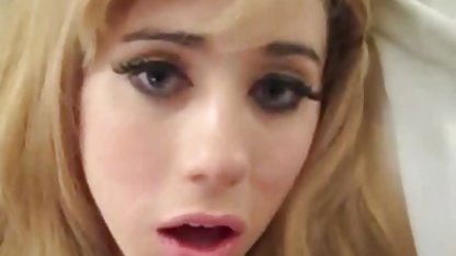 Ziemlich reife frauen porn movies blonde beugt sich über und masturbiert vor der Kamera