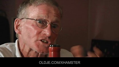 Lustige Badezimmer-Filme saugt pornofilme alt und jung